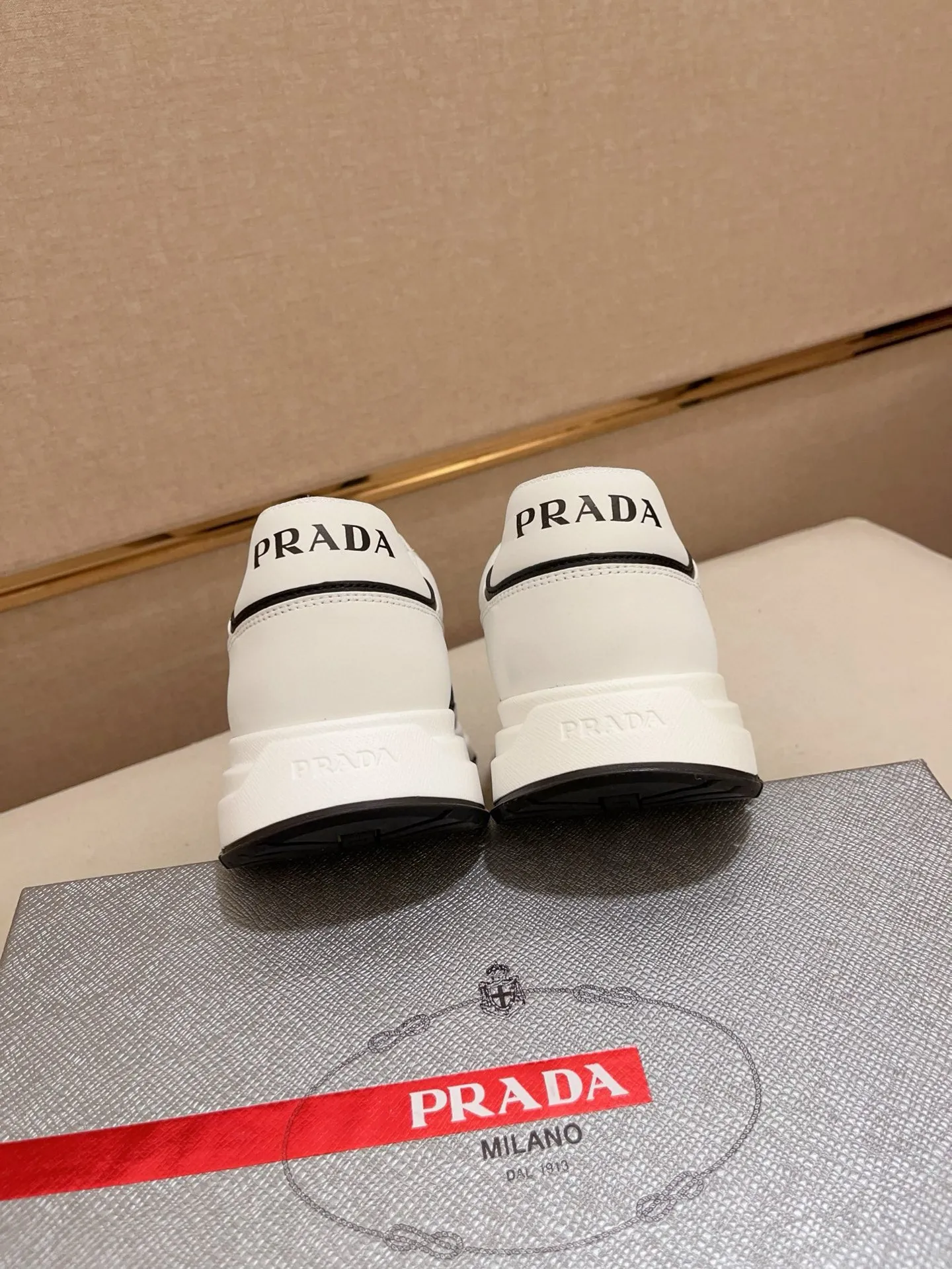 Men's shoes 💰 580 💰 (high version) new Prada (Prada) high-top counters are launched simultaneously, new men's shoes, 😘fabrics are selected from waterproof technical cloth. First layer cowhide lining. 👍🏿Original molded anti-slip rubber outsole, with exquisite lines, simple and elegant, comfortable and high-end for leisure travel. Number of yards: 38 to 44. (Can be customized for 45.46.)